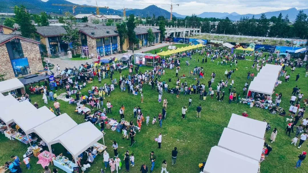 五一去哪兒玩？雪山藝術(shù)小鎮(zhèn)·雪山夜市，有趣的靈魂終會相遇