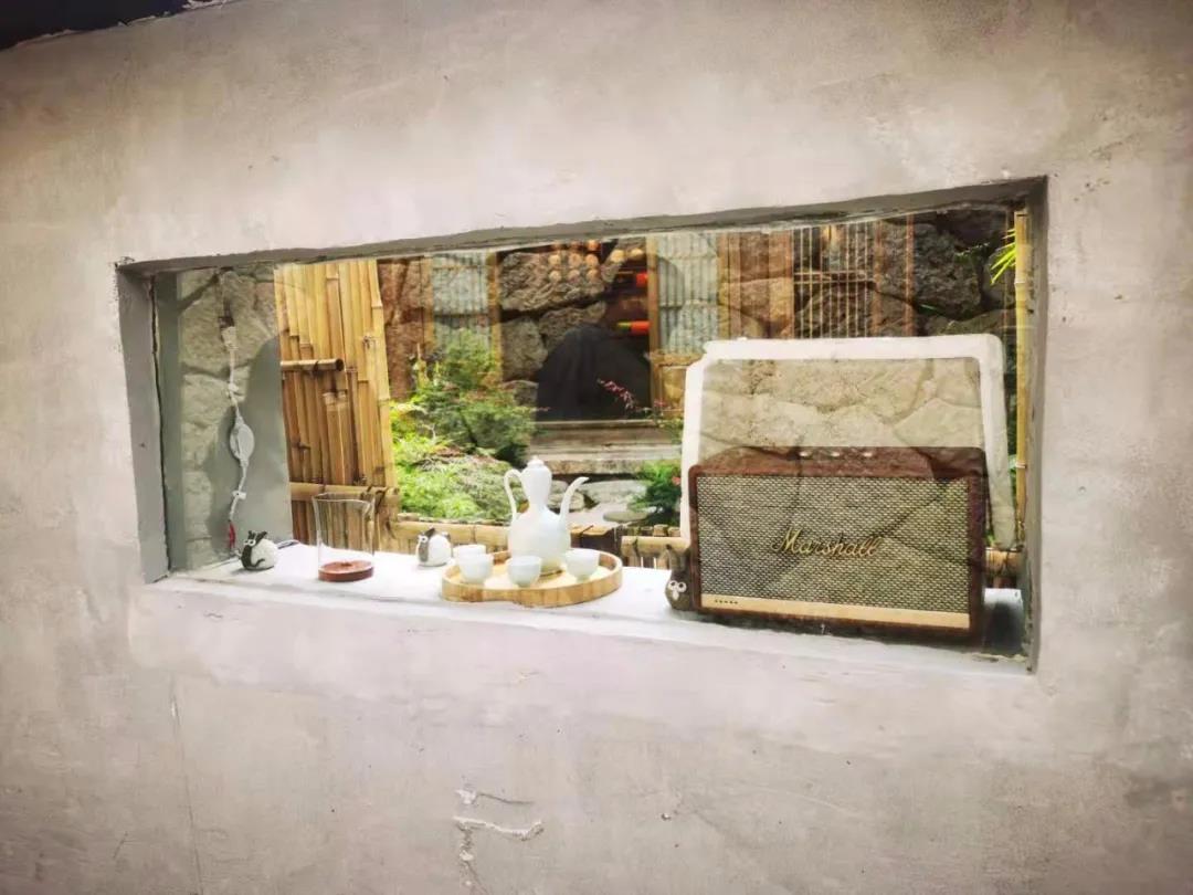 有山城風(fēng)貌，又有水鄉(xiāng)韻味，  古樸與精致相融共生，  自由活潑充滿靈氣。