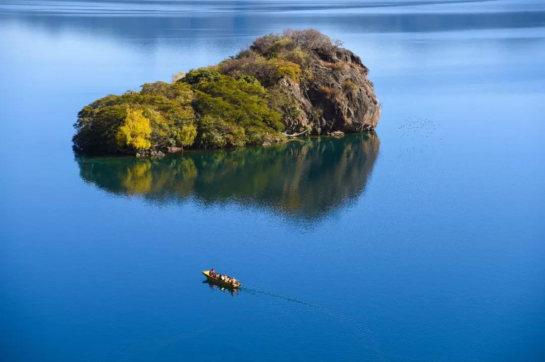 麗江的最北端，云南和四川交界的地方，群山環(huán)抱間，瀘沽湖靜靜地躺在那里