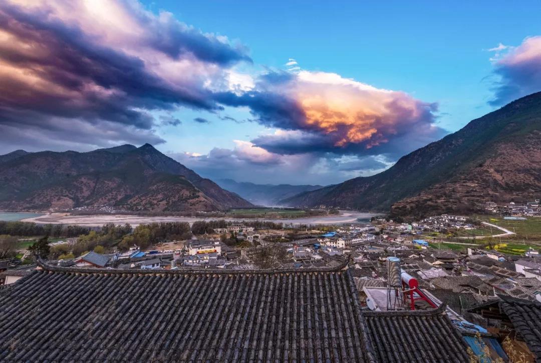 麗江城以西的金沙江畔，有一座意義非凡的古鎮(zhèn)
