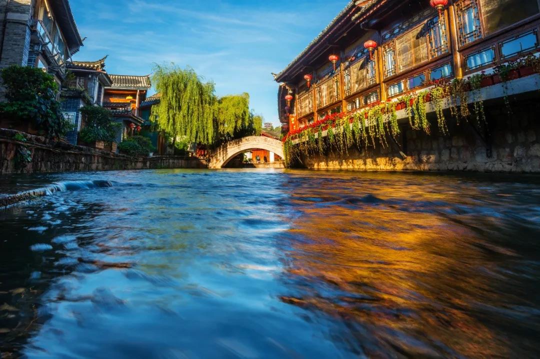 我在麗江古城， 邂逅了一扇詩意的窗， 看櫥窗里的風(fēng)景， 淡然且自在。