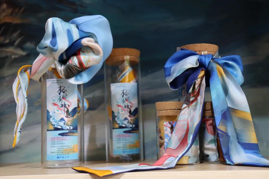 只是因?yàn)樵邴惤懦嵌嗫戳四愫脦籽?，我心?dòng)了……