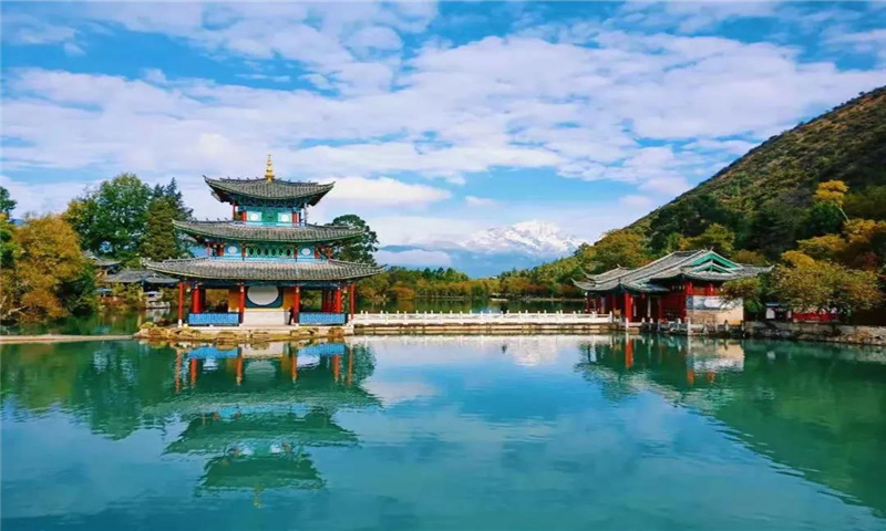 夏日里散步、納涼、旅拍，位于象山腳下的黑龍?zhí)妒莻€(gè)好去處