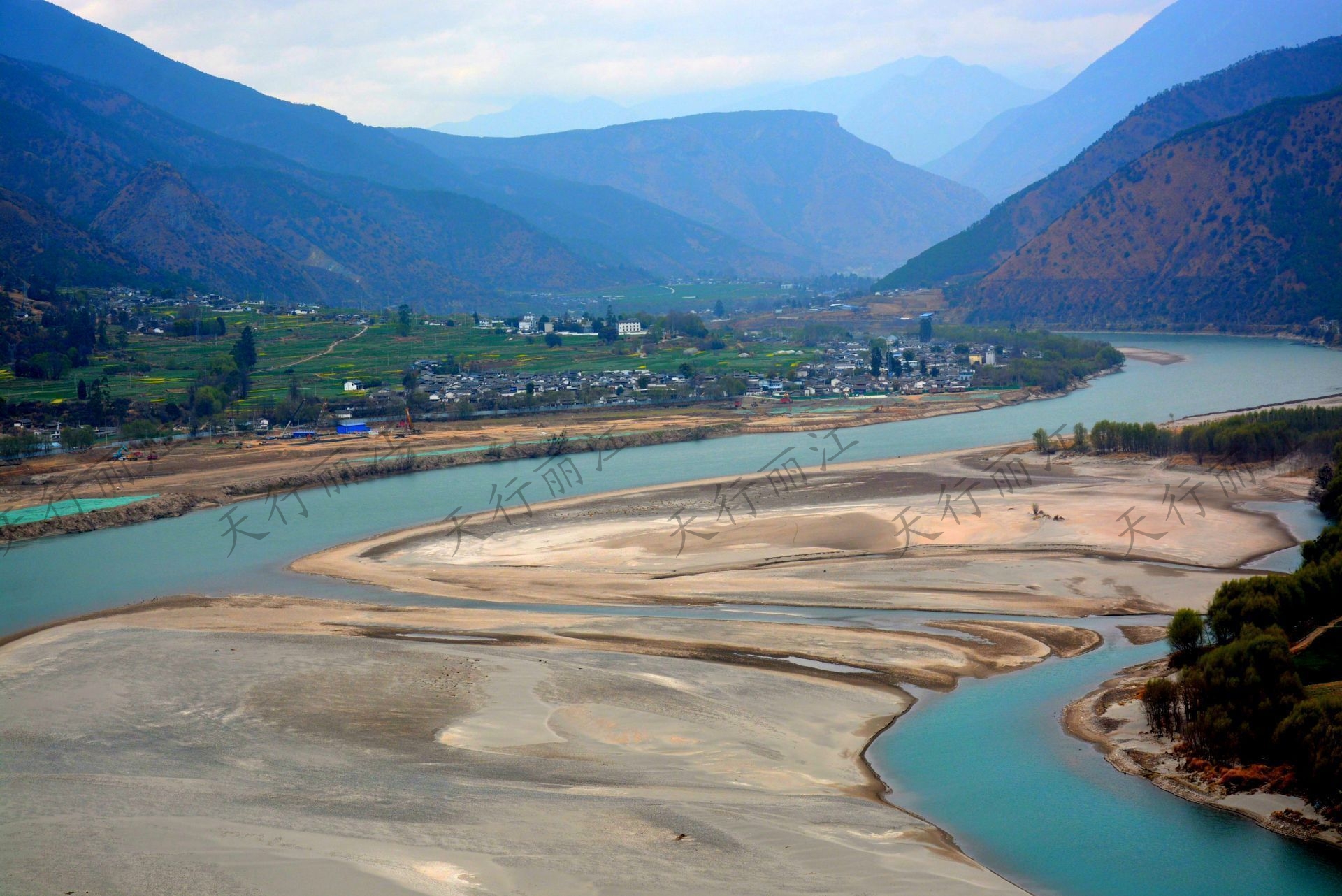 “長江第一灣”位于麗江市玉龍縣石鼓鎮(zhèn)，萬里長江從“世界屋脊”青藏高原奔騰而下，由滇西北進(jìn)入云南，與瀾滄江、怒江一起并肩穿行在橫斷山脈的高山深谷之中，造就了“三江并流”的罕見壯麗景觀。 到了石鼓鎮(zhèn)，奔騰而下的滾滾長江被山崖阻擋，突然來了個(gè)180度的急轉(zhuǎn)彎，形成了“V”字形大彎，“江流到此成逆轉(zhuǎn)，奔入中原壯大觀”，人們稱這天下奇觀為“長江第一灣”。