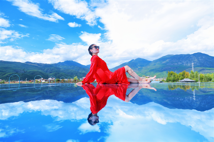 近年來(lái)，均良村在各級(jí)政府的關(guān)心支持下，立足于得天獨(dú)厚的自然資源和文化資源，在充分研究市場(chǎng)、熟悉村情的基礎(chǔ)上，發(fā)展以騎馬健身、農(nóng)業(yè)觀光、農(nóng)家體驗(yàn)、環(huán)湖旅拍、親子科普等為主的鄉(xiāng)村休閑度假和民俗文化特色游。通過(guò)大力發(fā)展鄉(xiāng)村旅游，全村基礎(chǔ)設(shè)施建設(shè)不斷完善，人民群眾經(jīng)濟(jì)收入逐年提高。