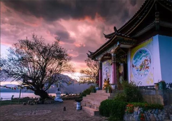 瀘沽湖每天上演的這場“赤焰火”，是在別處看不到的炫光