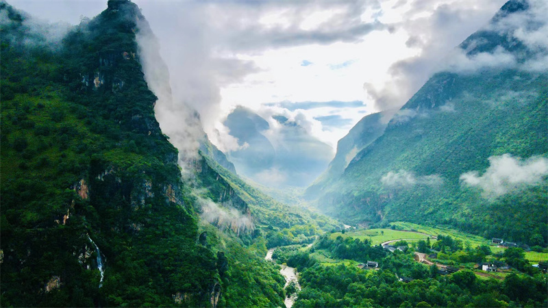 麗江石鼓鎮(zhèn)攀巖場(chǎng)