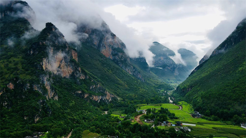 麗江石鼓鎮(zhèn)攀巖場(chǎng)