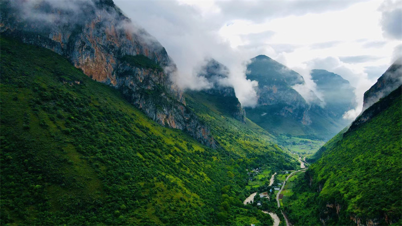 麗江石鼓鎮(zhèn)攀巖場(chǎng)