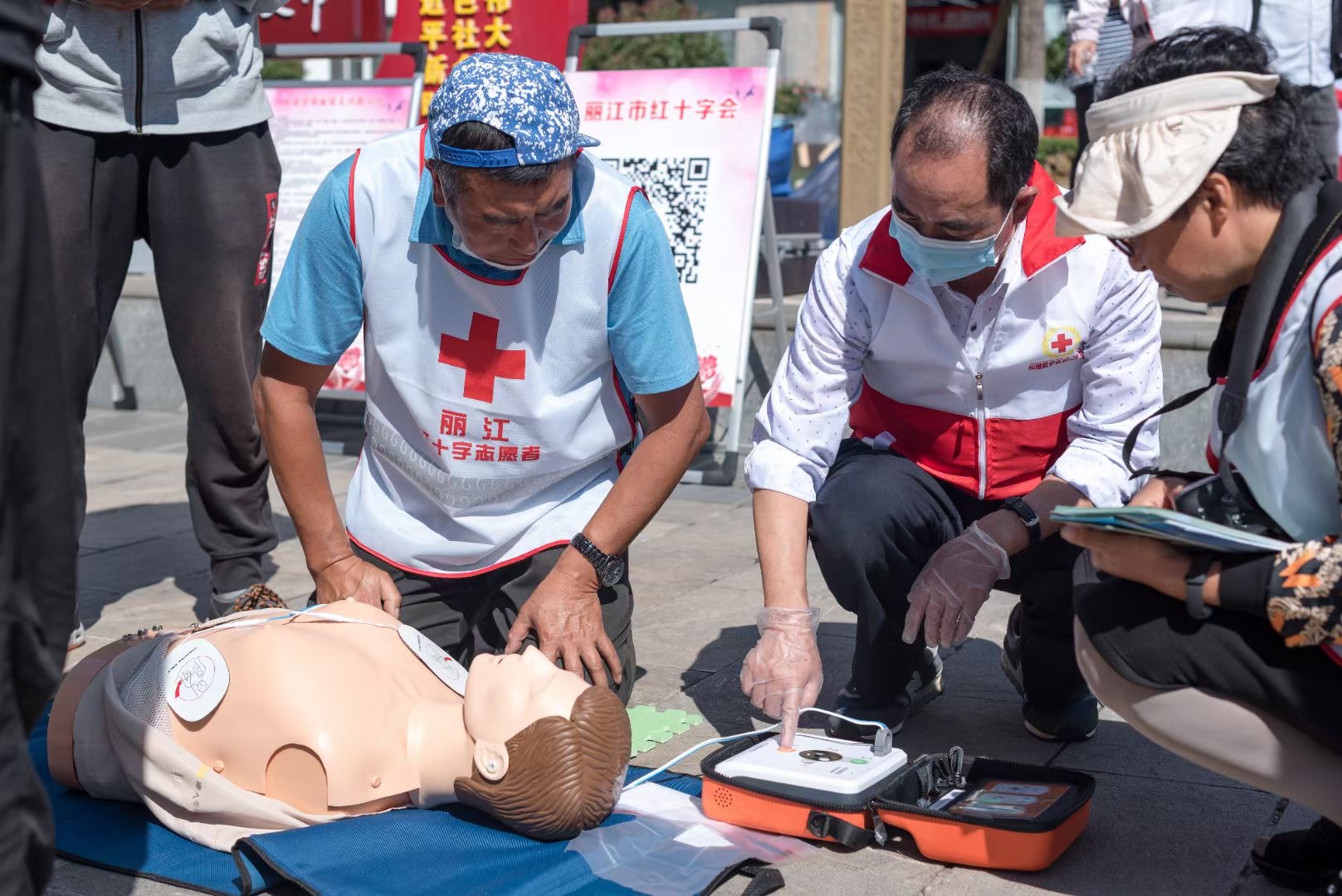 生活中意外總是突如其來的發(fā)生，心臟驟停，中暑，骨折，燒燙傷等等，當(dāng)身邊有人發(fā)病、受傷，需要你的救助時(shí)，你會(huì)正確施救嗎？時(shí)間就是生命，有時(shí)候一次有效時(shí)間內(nèi)實(shí)施的急救措施可以挽回一個(gè)人的生命。 今天是第22個(gè)世界急救日，掌握一些正確的急救知識(shí)，說不定哪天你也可以成為生命的守護(hù)者，快來學(xué)習(xí)這些急救知識(shí)，關(guān)鍵時(shí)刻用得上。 我們希望通過此次紅十字會(huì)開展的世界急救日系列活動(dòng)，呼吁大家重視急救，參與急救，配合急救。由此進(jìn)一步促進(jìn)全市院前急救事業(yè)水平，不斷提檔升級(jí)，推動(dòng)全民健康融合發(fā)展，為建設(shè)健康麗江，平安麗江助力。