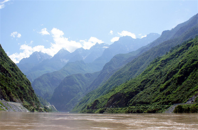 美麗的麗江啊，闊別多年還是想來(lái)重溫你的懷抱在睹的芳容。