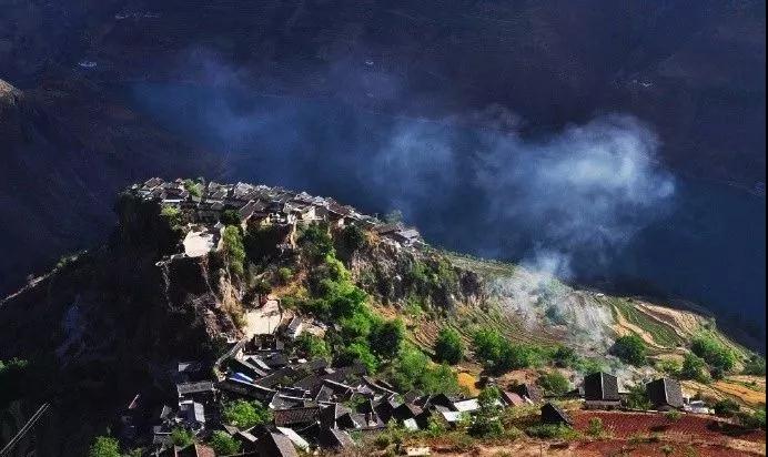 一塊巨石上長(zhǎng)出的村莊，一座神奇的天空之城，這是寶山石頭城！  麗江傳媒公司
