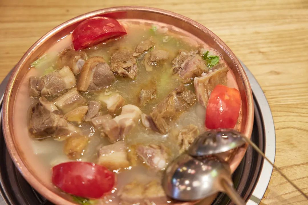 麗江旅游公司，麗江展覽設(shè)計公司：冬天來麗江，必嘗的臘排骨火鍋！